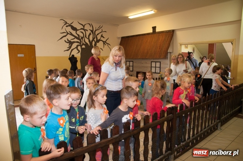 Zdjęcie w galerii na portalu naszraciborz.pl: Pierwsze szkolne zajęcia przedszkolaków. SP 18 otwarła drzwi dla najmłodszych wiadomości z regionu