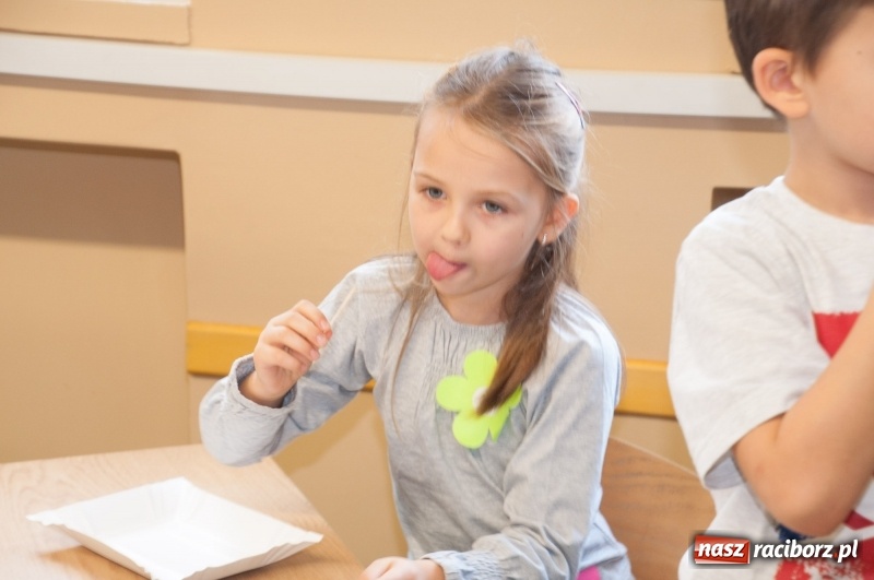 Zdjęcie w galerii na portalu naszraciborz.pl: Pierwsze szkolne zajęcia przedszkolaków. SP 18 otwarła drzwi dla najmłodszych wiadomości z regionu