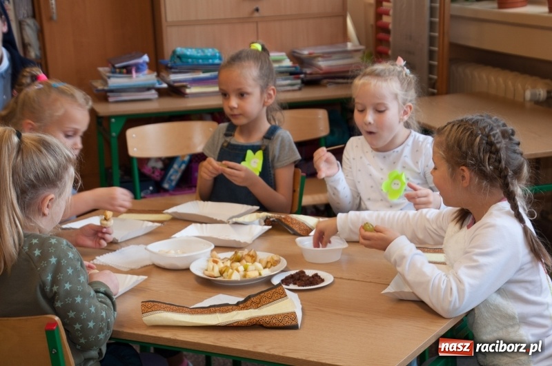 Zdjęcie w galerii na portalu naszraciborz.pl: Pierwsze szkolne zajęcia przedszkolaków. SP 18 otwarła drzwi dla najmłodszych wiadomości z regionu