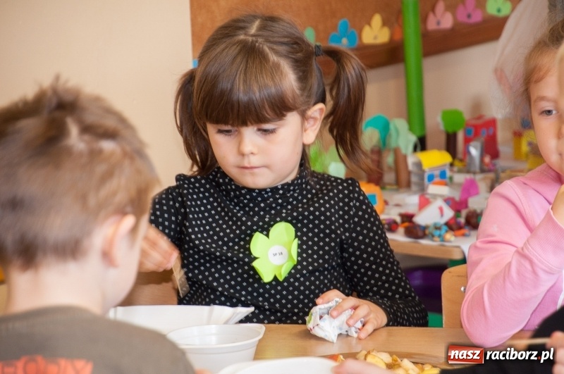 Zdjęcie w galerii na portalu naszraciborz.pl: Pierwsze szkolne zajęcia przedszkolaków. SP 18 otwarła drzwi dla najmłodszych wiadomości z regionu