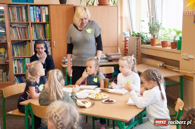 Zdjęcie w galerii na portalu naszraciborz.pl: Pierwsze szkolne zajęcia przedszkolaków. SP 18 otwarła drzwi dla najmłodszych wiadomości z regionu
