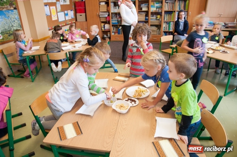 Zdjęcie w galerii na portalu naszraciborz.pl: Pierwsze szkolne zajęcia przedszkolaków. SP 18 otwarła drzwi dla najmłodszych wiadomości z regionu