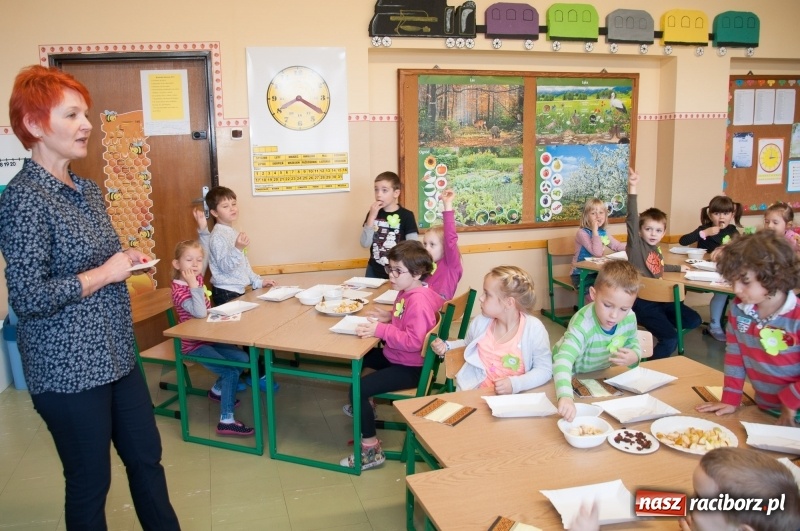 Zdjęcie w galerii na portalu naszraciborz.pl: Pierwsze szkolne zajęcia przedszkolaków. SP 18 otwarła drzwi dla najmłodszych wiadomości z regionu