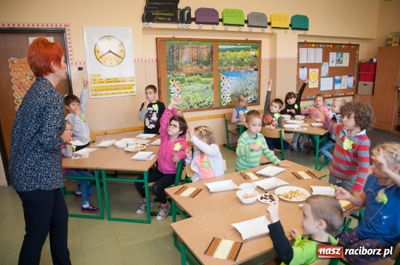 Zdjęcie w galerii na portalu naszraciborz.pl: Pierwsze szkolne zajęcia przedszkolaków. SP 18 otwarła drzwi dla najmłodszych wiadomości z regionu