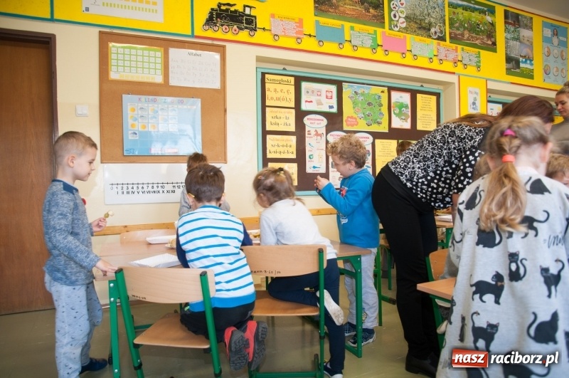 Zdjęcie w galerii na portalu naszraciborz.pl: Pierwsze szkolne zajęcia przedszkolaków. SP 18 otwarła drzwi dla najmłodszych wiadomości z regionu