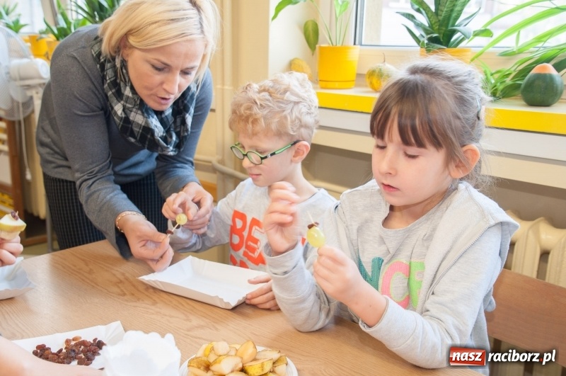 Zdjęcie w galerii na portalu naszraciborz.pl: Pierwsze szkolne zajęcia przedszkolaków. SP 18 otwarła drzwi dla najmłodszych wiadomości z regionu