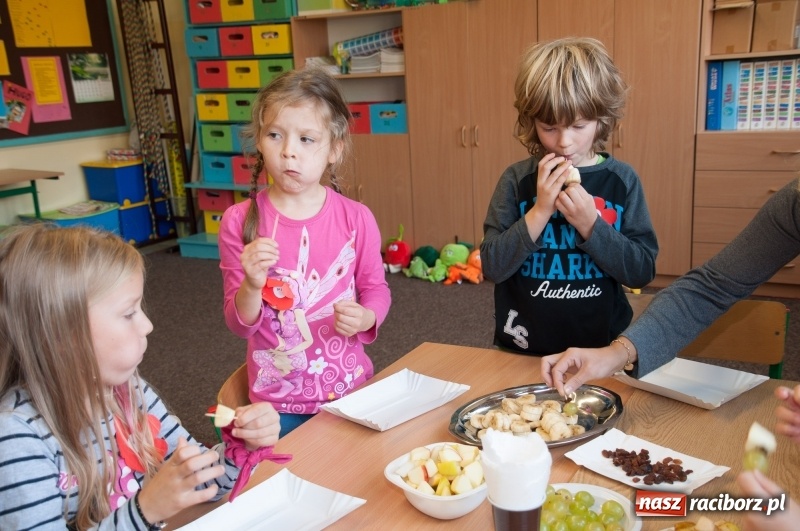 Zdjęcie w galerii na portalu naszraciborz.pl: Pierwsze szkolne zajęcia przedszkolaków. SP 18 otwarła drzwi dla najmłodszych wiadomości z regionu