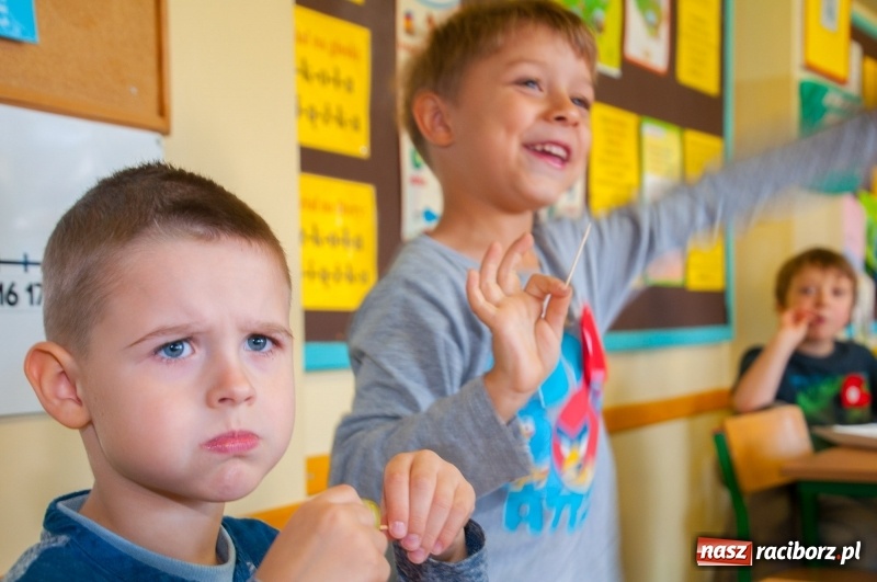 Zdjęcie w galerii na portalu naszraciborz.pl: Pierwsze szkolne zajęcia przedszkolaków. SP 18 otwarła drzwi dla najmłodszych wiadomości z regionu