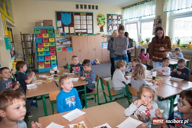 Zdjęcie w galerii na portalu naszraciborz.pl: Pierwsze szkolne zajęcia przedszkolaków. SP 18 otwarła drzwi dla najmłodszych wiadomości z regionu