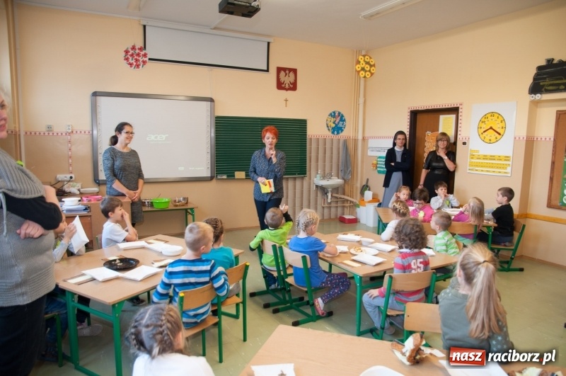 Zdjęcie w galerii na portalu naszraciborz.pl: Pierwsze szkolne zajęcia przedszkolaków. SP 18 otwarła drzwi dla najmłodszych wiadomości z regionu