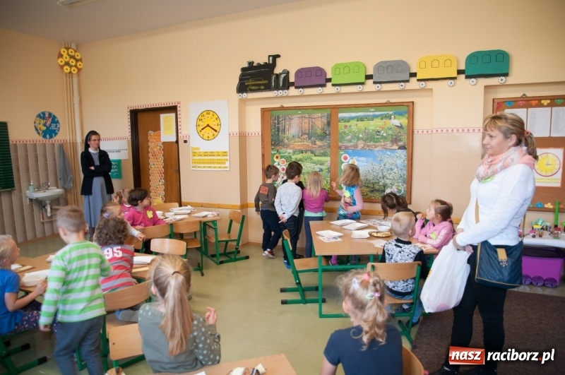 Zdjęcie w galerii na portalu naszraciborz.pl: Pierwsze szkolne zajęcia przedszkolaków. SP 18 otwarła drzwi dla najmłodszych wiadomości z regionu