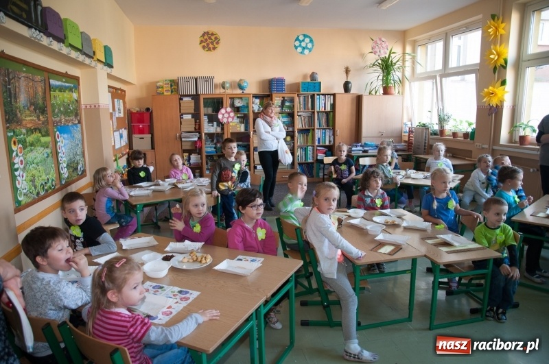 Zdjęcie w galerii na portalu naszraciborz.pl: Pierwsze szkolne zajęcia przedszkolaków. SP 18 otwarła drzwi dla najmłodszych wiadomości z regionu