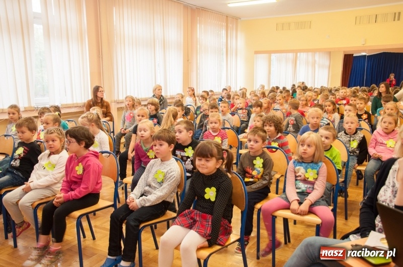 Zdjęcie w galerii na portalu naszraciborz.pl: Pierwsze szkolne zajęcia przedszkolaków. SP 18 otwarła drzwi dla najmłodszych wiadomości z regionu