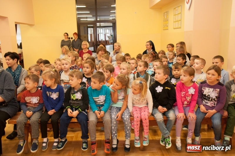 Zdjęcie w galerii na portalu naszraciborz.pl: Pierwsze szkolne zajęcia przedszkolaków. SP 18 otwarła drzwi dla najmłodszych wiadomości z regionu