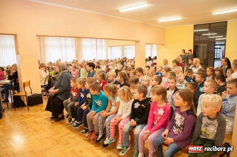 Zdjęcie w galerii na portalu naszraciborz.pl: Pierwsze szkolne zajęcia przedszkolaków. SP 18 otwarła drzwi dla najmłodszych wiadomości z regionu