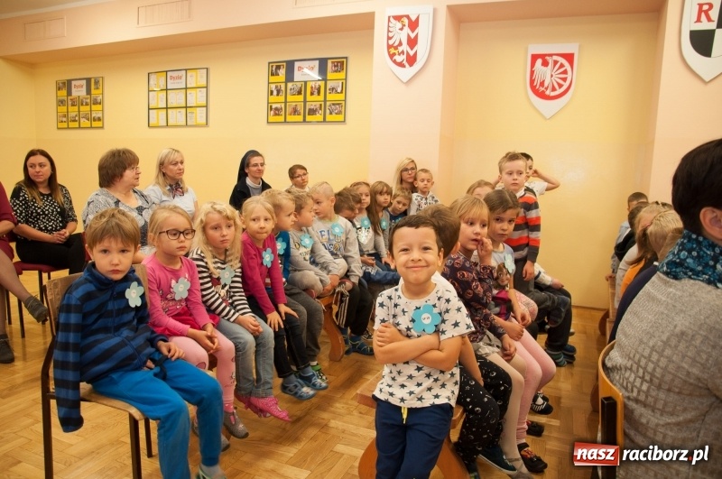 Zdjęcie w galerii na portalu naszraciborz.pl: Pierwsze szkolne zajęcia przedszkolaków. SP 18 otwarła drzwi dla najmłodszych wiadomości z regionu