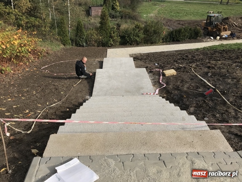 Zdjęcie w galerii na portalu naszraciborz.pl: 1 listopada na cmentarz Jeruzalem pójdziemy nowymi schodami  wiadomości z regionu