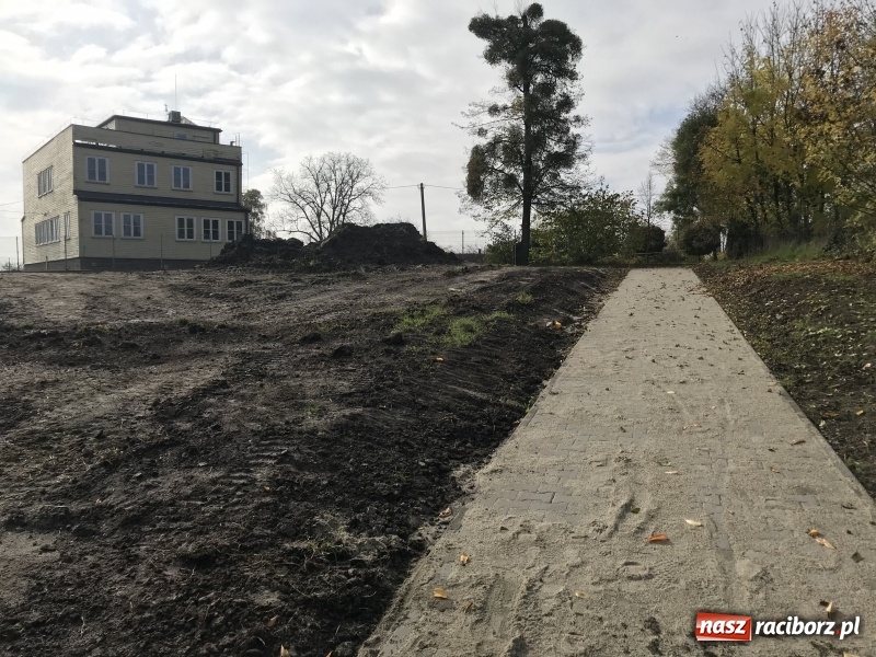 Zdjęcie w galerii na portalu naszraciborz.pl: 1 listopada na cmentarz Jeruzalem pójdziemy nowymi schodami  wiadomości z regionu