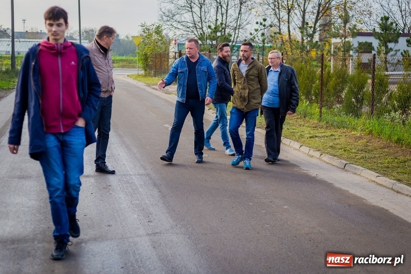 Zdjęcie w galerii na portalu naszraciborz.pl: Wizyta na terenie asfalciarni PRD. Mieszkańcy nie chcieli zobaczyć zakładu wiadomości z regionu