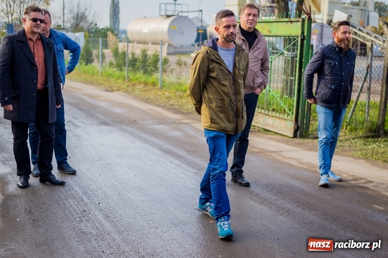 Zdjęcie w galerii na portalu naszraciborz.pl: Wizyta na terenie asfalciarni PRD. Mieszkańcy nie chcieli zobaczyć zakładu wiadomości z regionu