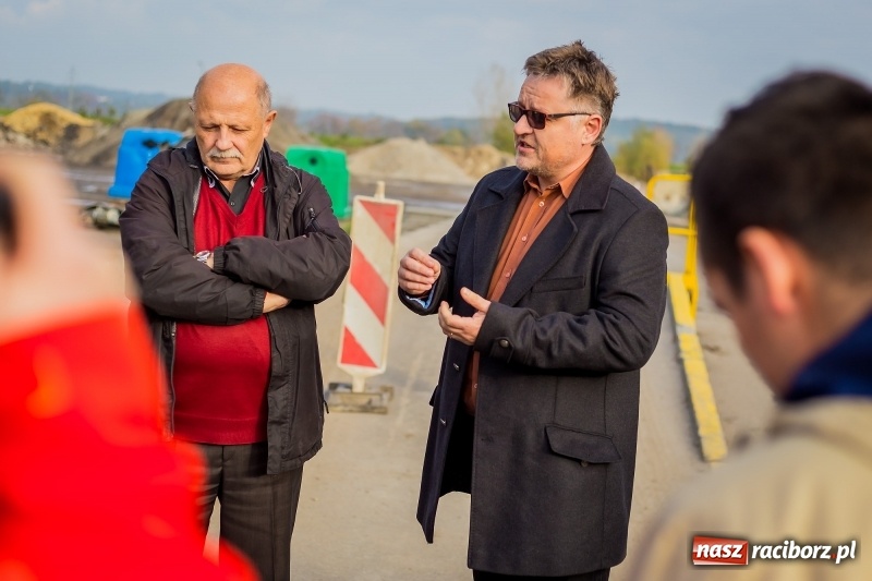 Zdjęcie w galerii na portalu naszraciborz.pl: Wizyta na terenie asfalciarni PRD. Mieszkańcy nie chcieli zobaczyć zakładu wiadomości z regionu