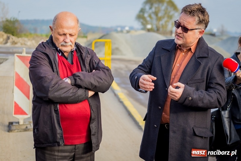 Zdjęcie w galerii na portalu naszraciborz.pl: Wizyta na terenie asfalciarni PRD. Mieszkańcy nie chcieli zobaczyć zakładu wiadomości z regionu