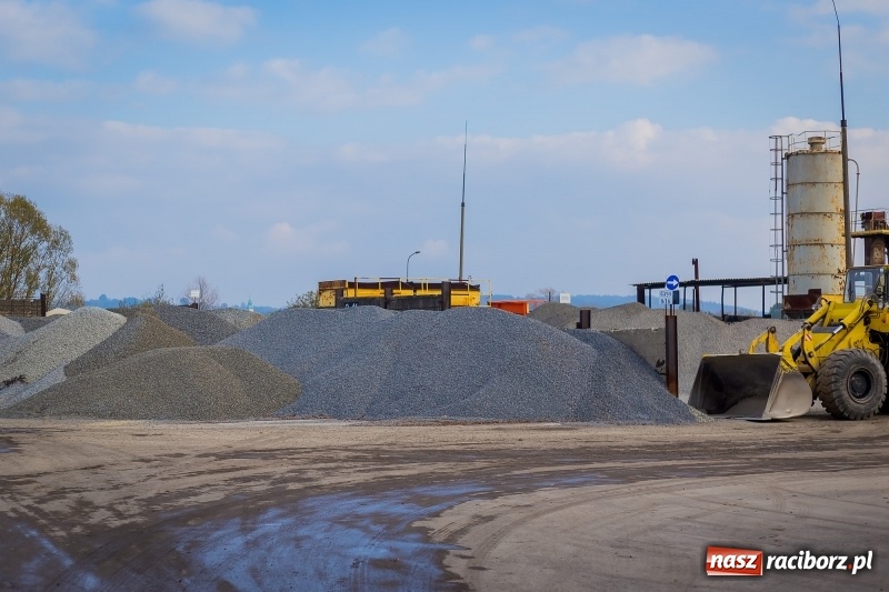 Zdjęcie w galerii na portalu naszraciborz.pl: Wizyta na terenie asfalciarni PRD. Mieszkańcy nie chcieli zobaczyć zakładu wiadomości z regionu