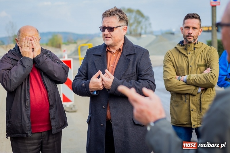 Zdjęcie w galerii na portalu naszraciborz.pl: Wizyta na terenie asfalciarni PRD. Mieszkańcy nie chcieli zobaczyć zakładu wiadomości z regionu