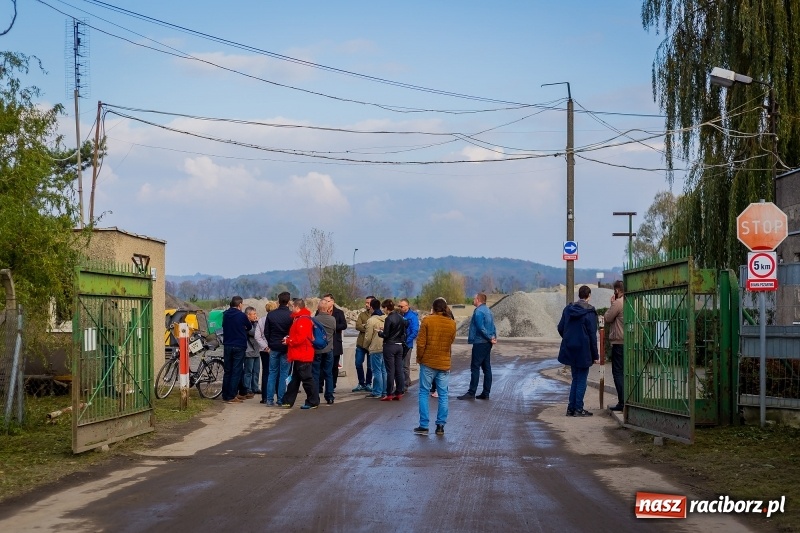 Zdjęcie w galerii na portalu naszraciborz.pl: Wizyta na terenie asfalciarni PRD. Mieszkańcy nie chcieli zobaczyć zakładu wiadomości z regionu