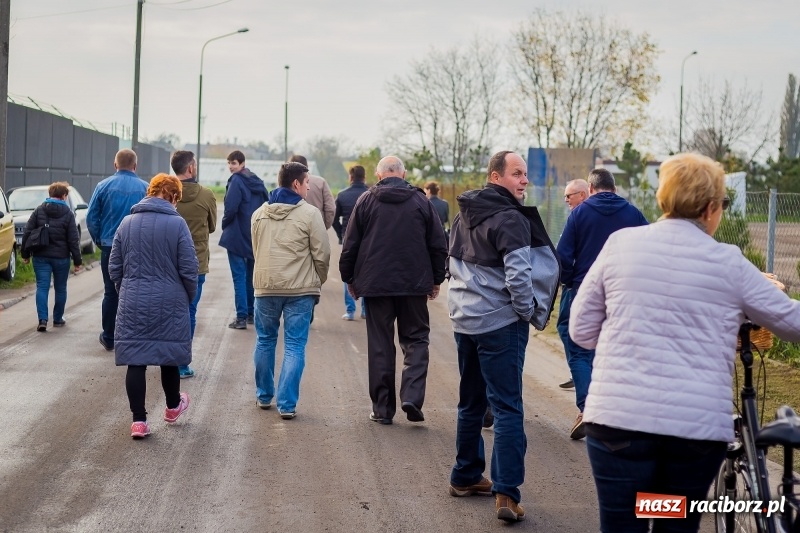 Zdjęcie w galerii na portalu naszraciborz.pl: Wizyta na terenie asfalciarni PRD. Mieszkańcy nie chcieli zobaczyć zakładu wiadomości z regionu