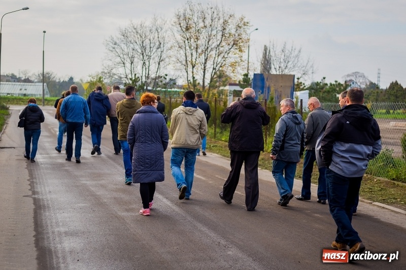 Zdjęcie w galerii na portalu naszraciborz.pl: Wizyta na terenie asfalciarni PRD. Mieszkańcy nie chcieli zobaczyć zakładu wiadomości z regionu