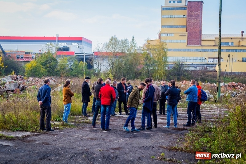 Zdjęcie w galerii na portalu naszraciborz.pl: Wizyta na terenie asfalciarni PRD. Mieszkańcy nie chcieli zobaczyć zakładu wiadomości z regionu