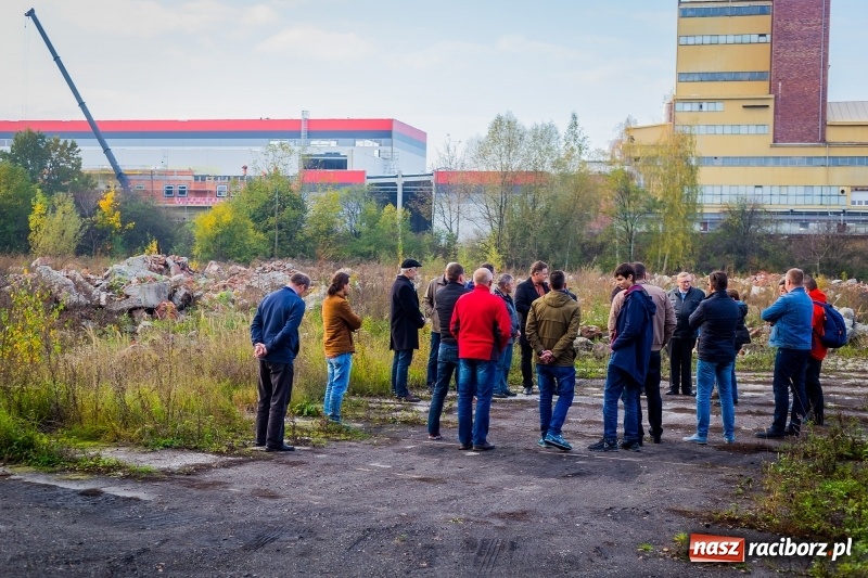 Zdjęcie w galerii na portalu naszraciborz.pl: Wizyta na terenie asfalciarni PRD. Mieszkańcy nie chcieli zobaczyć zakładu wiadomości z regionu
