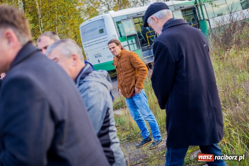 Zdjęcie w galerii na portalu naszraciborz.pl: Wizyta na terenie asfalciarni PRD. Mieszkańcy nie chcieli zobaczyć zakładu wiadomości z regionu