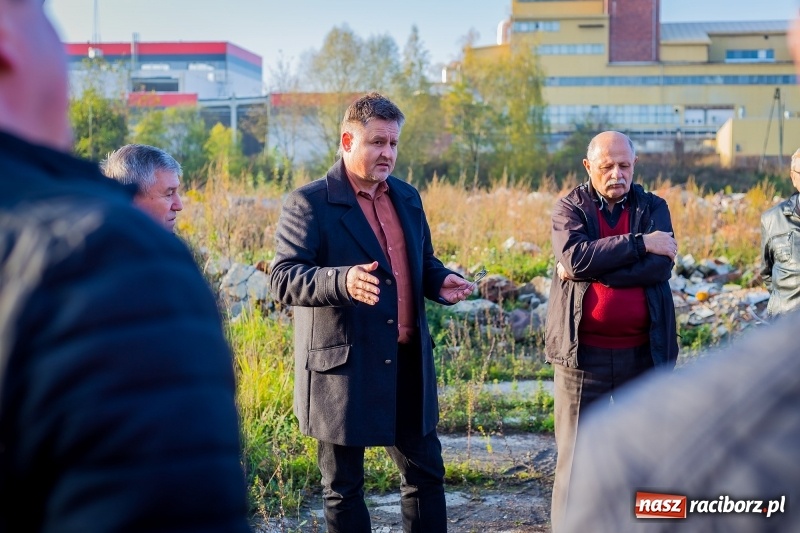 Zdjęcie w galerii na portalu naszraciborz.pl: Wizyta na terenie asfalciarni PRD. Mieszkańcy nie chcieli zobaczyć zakładu wiadomości z regionu