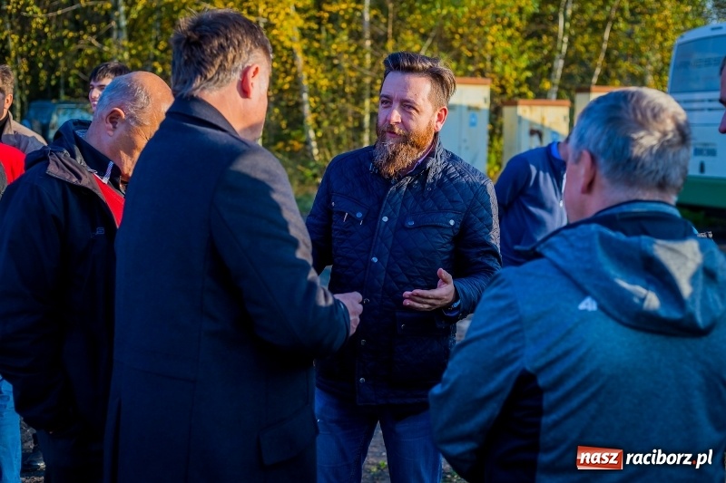 Zdjęcie w galerii na portalu naszraciborz.pl: Wizyta na terenie asfalciarni PRD. Mieszkańcy nie chcieli zobaczyć zakładu wiadomości z regionu