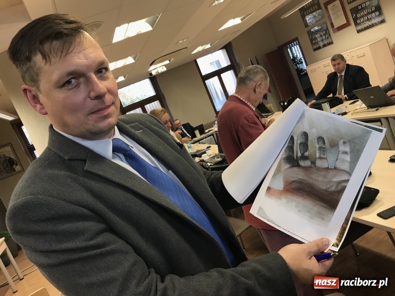 Zdjęcie w galerii na portalu naszraciborz.pl: Czarna łapa, czyli co pyli na Ostrogu. Radny Wierzbicki o niepokojach mieszkańców  wiadomości z regionu