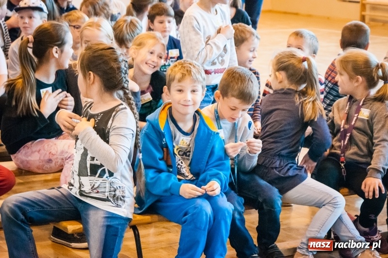 Zdjęcie w galerii na portalu naszraciborz.pl: W Markowicach posadzono żonkile, czyli inauguracja kolejnej edycji Pola Nadziei wiadomości z regionu