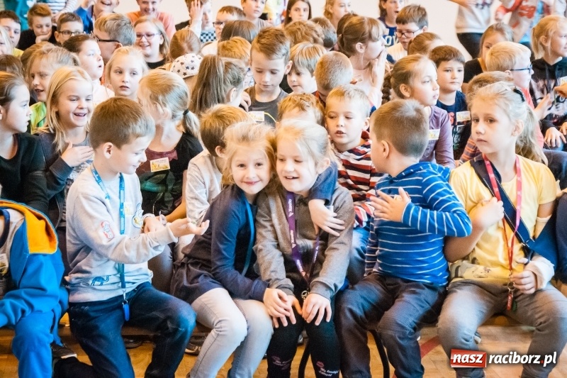 Zdjęcie w galerii na portalu naszraciborz.pl: W Markowicach posadzono żonkile, czyli inauguracja kolejnej edycji Pola Nadziei wiadomości z regionu