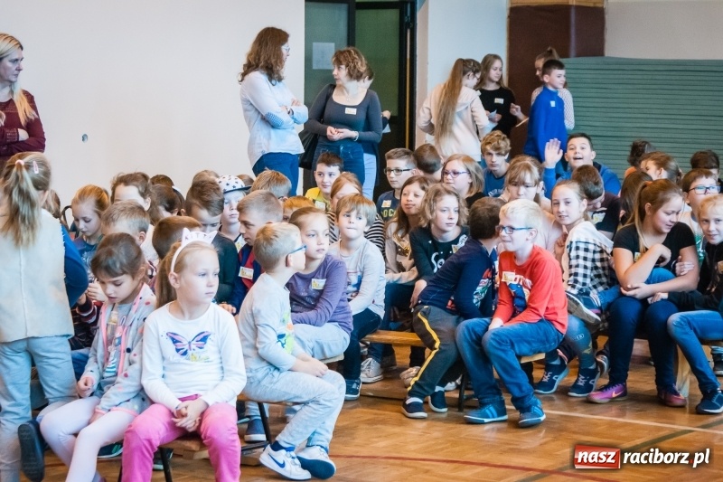 Zdjęcie w galerii na portalu naszraciborz.pl: W Markowicach posadzono żonkile, czyli inauguracja kolejnej edycji Pola Nadziei wiadomości z regionu