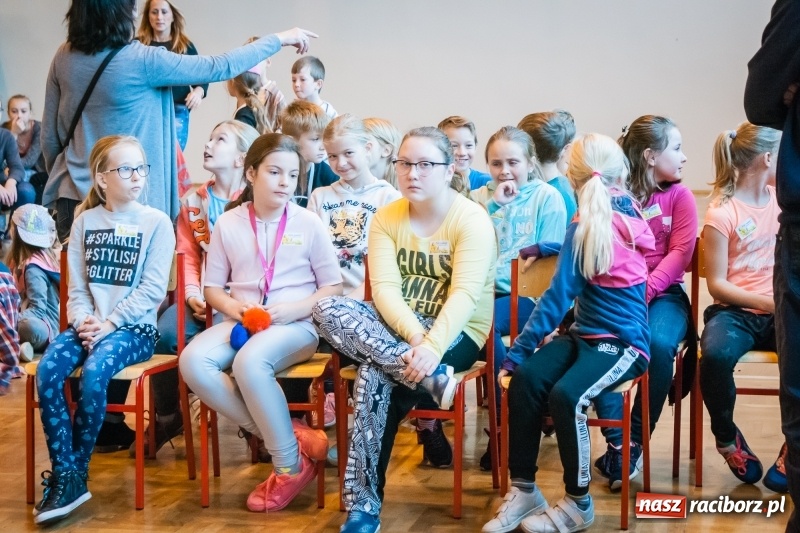 Zdjęcie w galerii na portalu naszraciborz.pl: W Markowicach posadzono żonkile, czyli inauguracja kolejnej edycji Pola Nadziei wiadomości z regionu