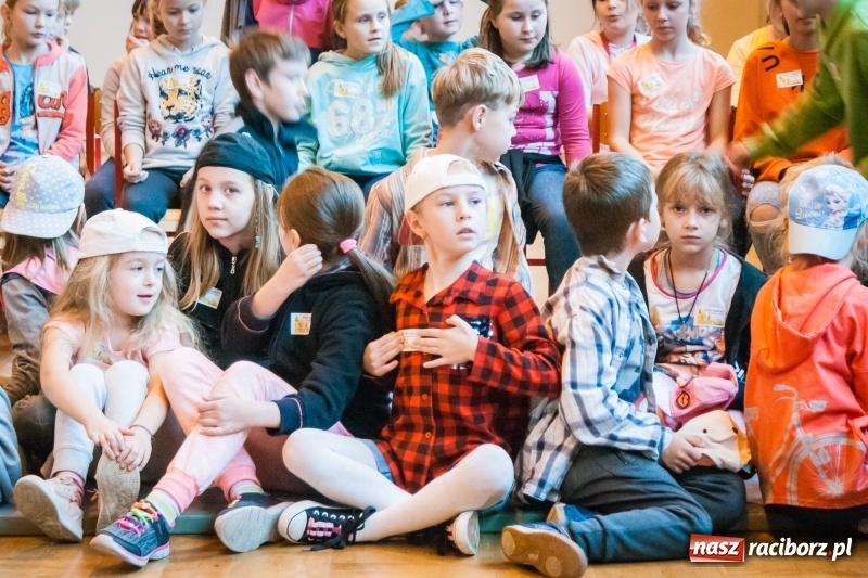 Zdjęcie w galerii na portalu naszraciborz.pl: W Markowicach posadzono żonkile, czyli inauguracja kolejnej edycji Pola Nadziei wiadomości z regionu