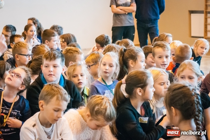 Zdjęcie w galerii na portalu naszraciborz.pl: W Markowicach posadzono żonkile, czyli inauguracja kolejnej edycji Pola Nadziei wiadomości z regionu