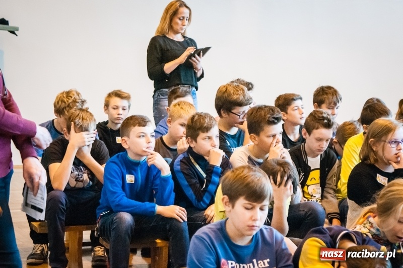 Zdjęcie w galerii na portalu naszraciborz.pl: W Markowicach posadzono żonkile, czyli inauguracja kolejnej edycji Pola Nadziei wiadomości z regionu