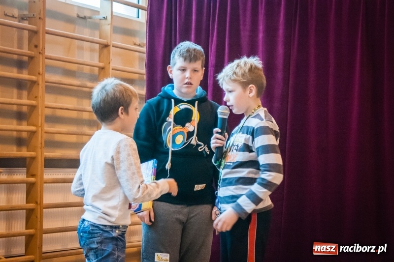 Zdjęcie w galerii na portalu naszraciborz.pl: W Markowicach posadzono żonkile, czyli inauguracja kolejnej edycji Pola Nadziei wiadomości z regionu