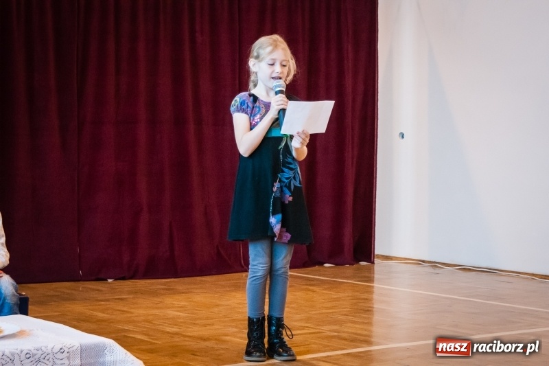 Zdjęcie w galerii na portalu naszraciborz.pl: W Markowicach posadzono żonkile, czyli inauguracja kolejnej edycji Pola Nadziei wiadomości z regionu