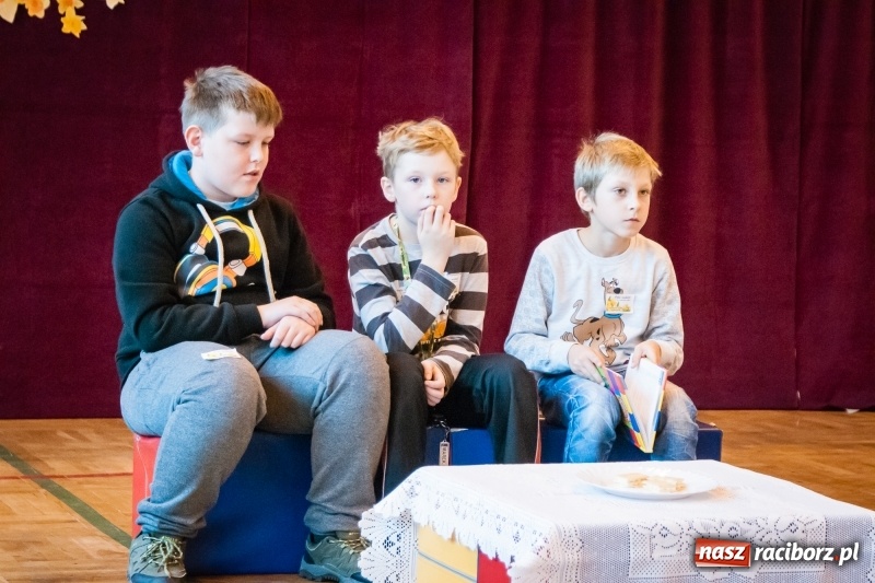 Zdjęcie w galerii na portalu naszraciborz.pl: W Markowicach posadzono żonkile, czyli inauguracja kolejnej edycji Pola Nadziei wiadomości z regionu