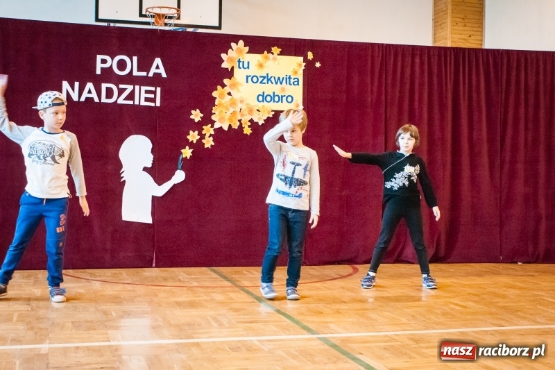 Zdjęcie w galerii na portalu naszraciborz.pl: W Markowicach posadzono żonkile, czyli inauguracja kolejnej edycji Pola Nadziei wiadomości z regionu