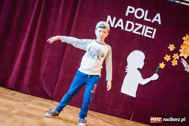 Zdjęcie w galerii na portalu naszraciborz.pl: W Markowicach posadzono żonkile, czyli inauguracja kolejnej edycji Pola Nadziei wiadomości z regionu