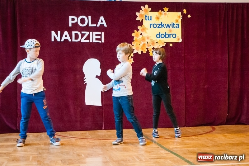 Zdjęcie w galerii na portalu naszraciborz.pl: W Markowicach posadzono żonkile, czyli inauguracja kolejnej edycji Pola Nadziei wiadomości z regionu